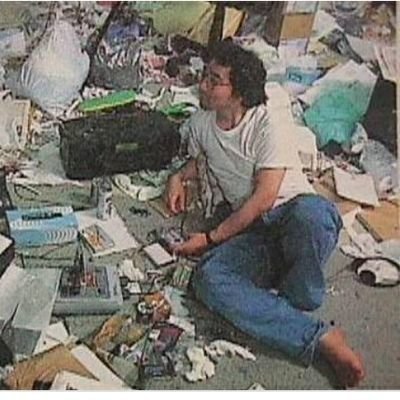 Yoshihiro Togashi jugando videojuegos