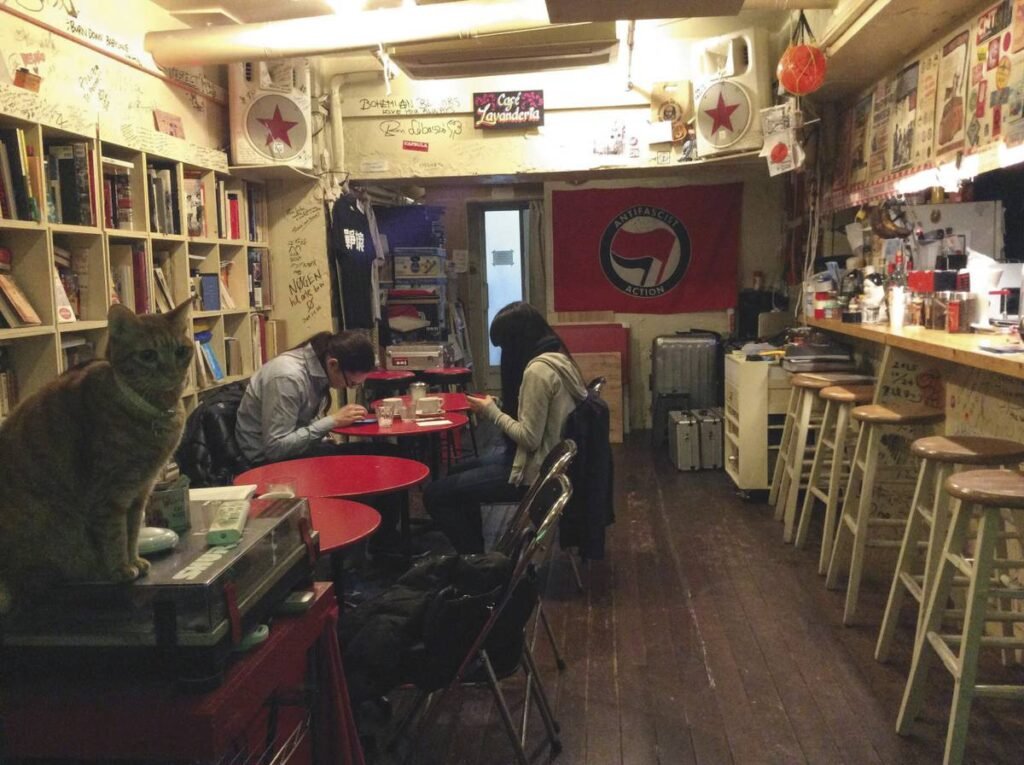 Café Lavandería: Antifascismo y Che Guevara en un café de Japón