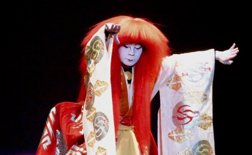 Actor de Kabuki con brazos extendidos