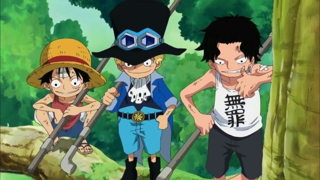 El cumpleañero con sus hermanos: Luffy y Ace, sobre un árbol
