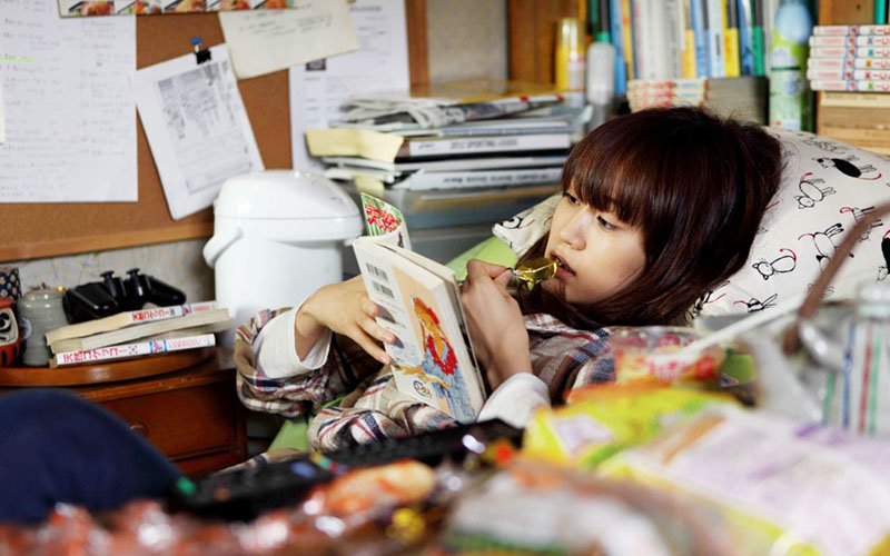 mujer leyendo manga mujeres no leen mushoku tensei de manga