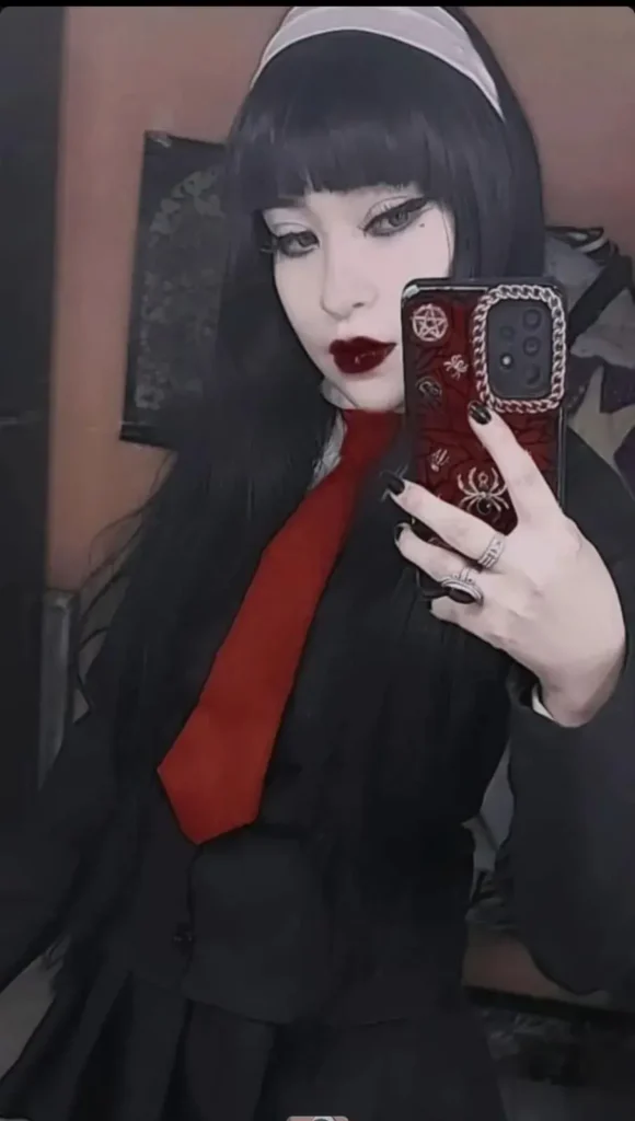 Mel Sixx 666 como Tomie.