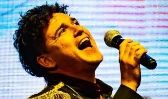 Adriel Montanari cantante Power Up Orchestra