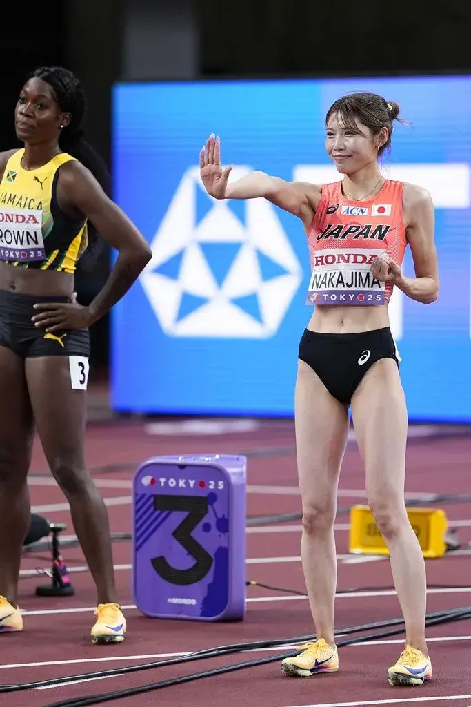 Nakajima Hitomi, pose de Akaza Nakajima Hitomi, pose de Akaza