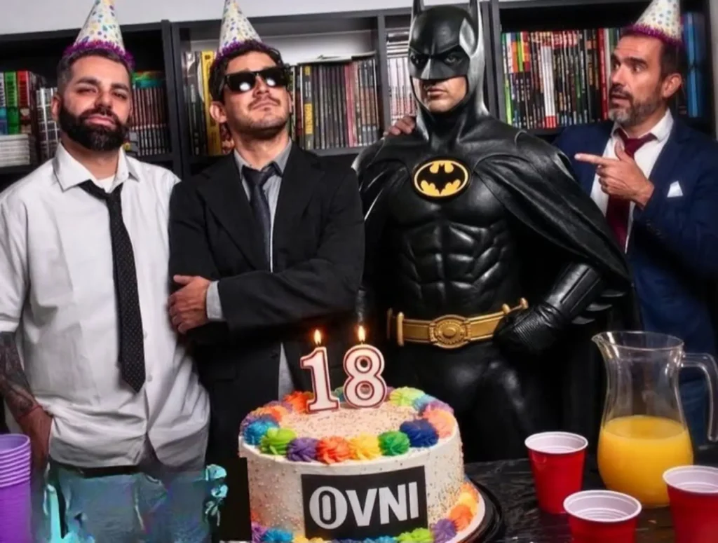 Ovni Press celebrando sus 18 años junto a un anuncio con la editorial Panini