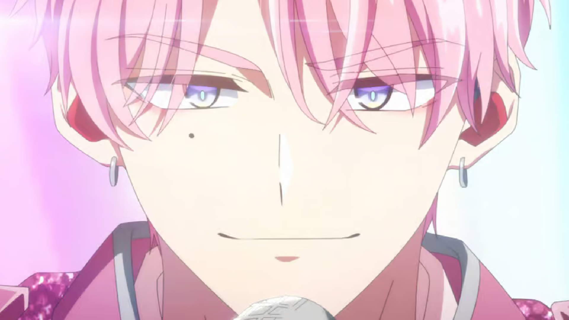 Tamon sonriendo frente al micrófono