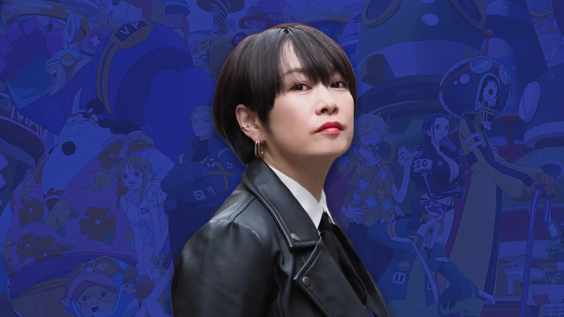 Maki Otsuki al frente con una imagen de los personajes de One Piece en el fondo