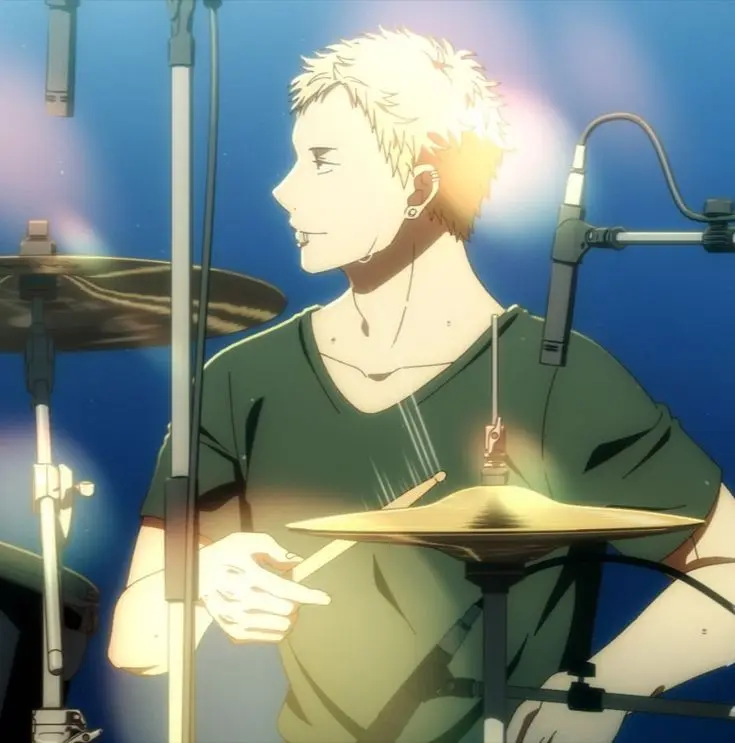 Akihiko Kaji tocando la batería
